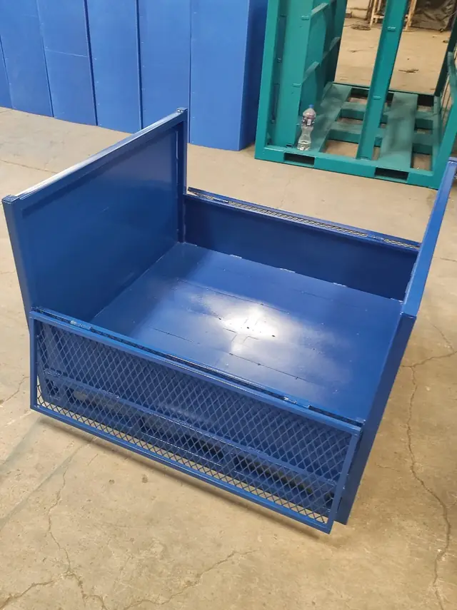 Contenedor metálico de paredes abatibles para autopartes en ciclos logísticos