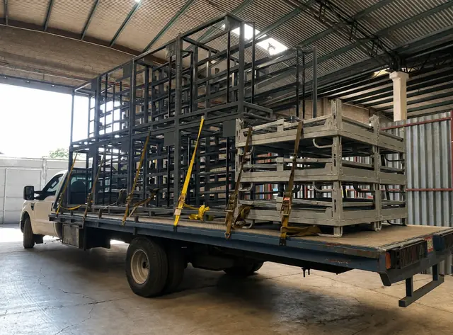 Racks metálicos de Racks CCR asegurados sobre plataforma listos para entrega en leasing
