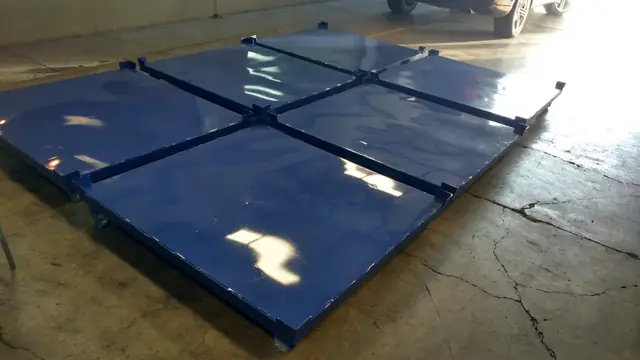 Placas metálicas con acabado azul en la planta de recubrimiento de Racks CCR en Puebla