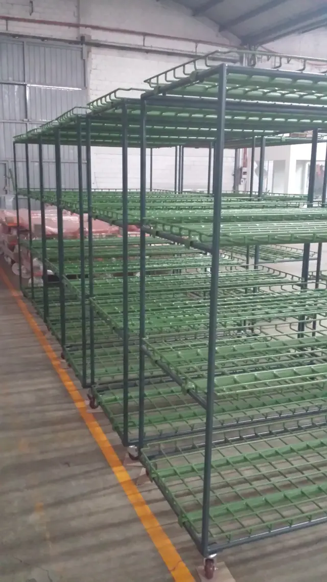 Rack dinámico industrial de varios niveles con carriles de rodillos