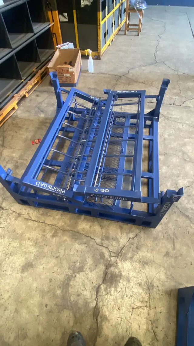 Rack metálico azul con recubrimiento en los puntos de contacto